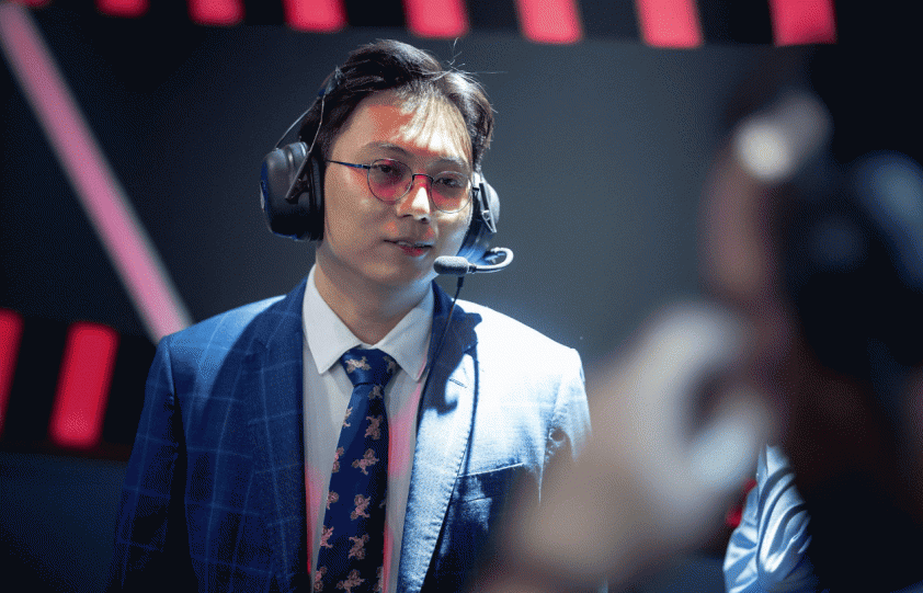 HLV SeeEl đang chia sẻ câu chuyện khó khăn