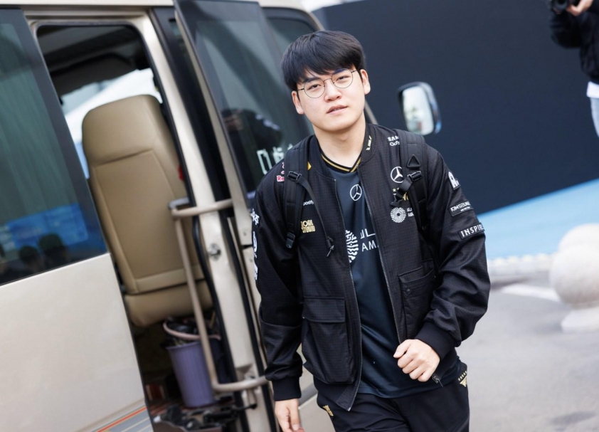 T1 và MKOI thi đấu căng thẳng