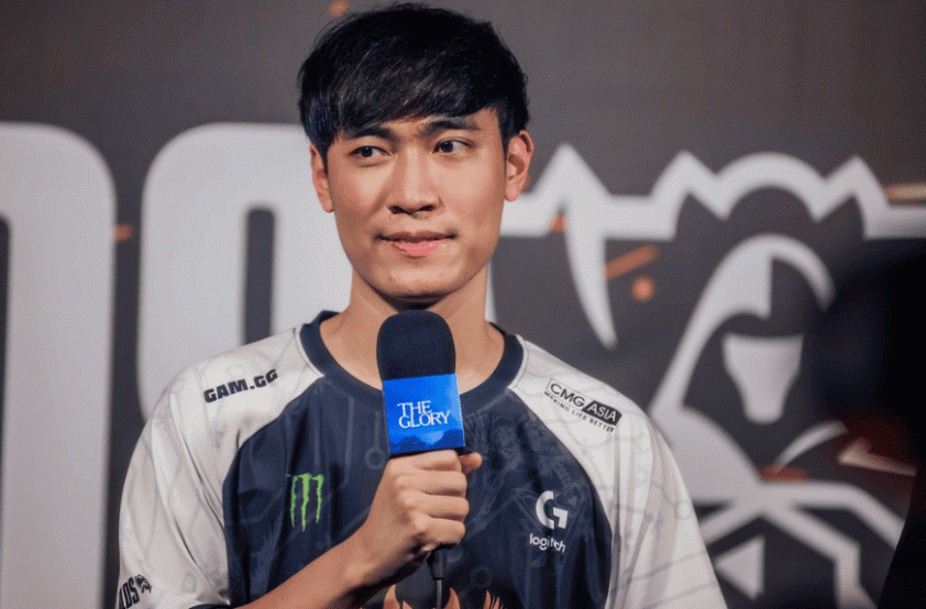 Levi casting cùng đồng nghiệp