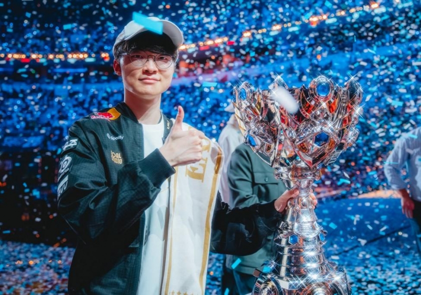 Faker livestream công bố skin vô địch CKTG 2025