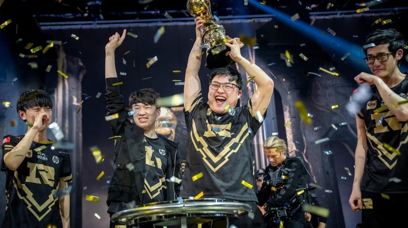 Uzi trong màu áo RNG Uzi biểu tượng xạ thủ của RNG