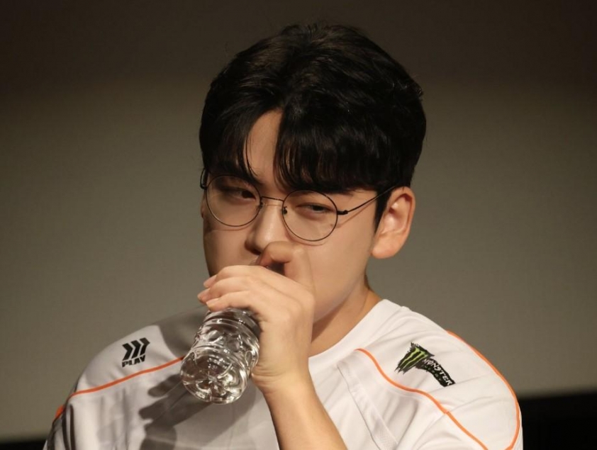 Tuyển thủ Zeus và Gumayusi chia tay T1